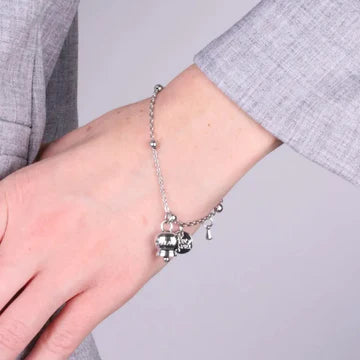 Bracciale in Acciaio con campanella pendente con scritta Capri