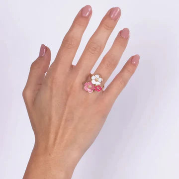 Anello in Metallo con tre fiori di cololre rosa antico, bianco e rosso