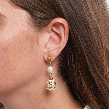 Orecchini in Acciaio con perle e campanelle a pois bianchi impreziosite da cristalli