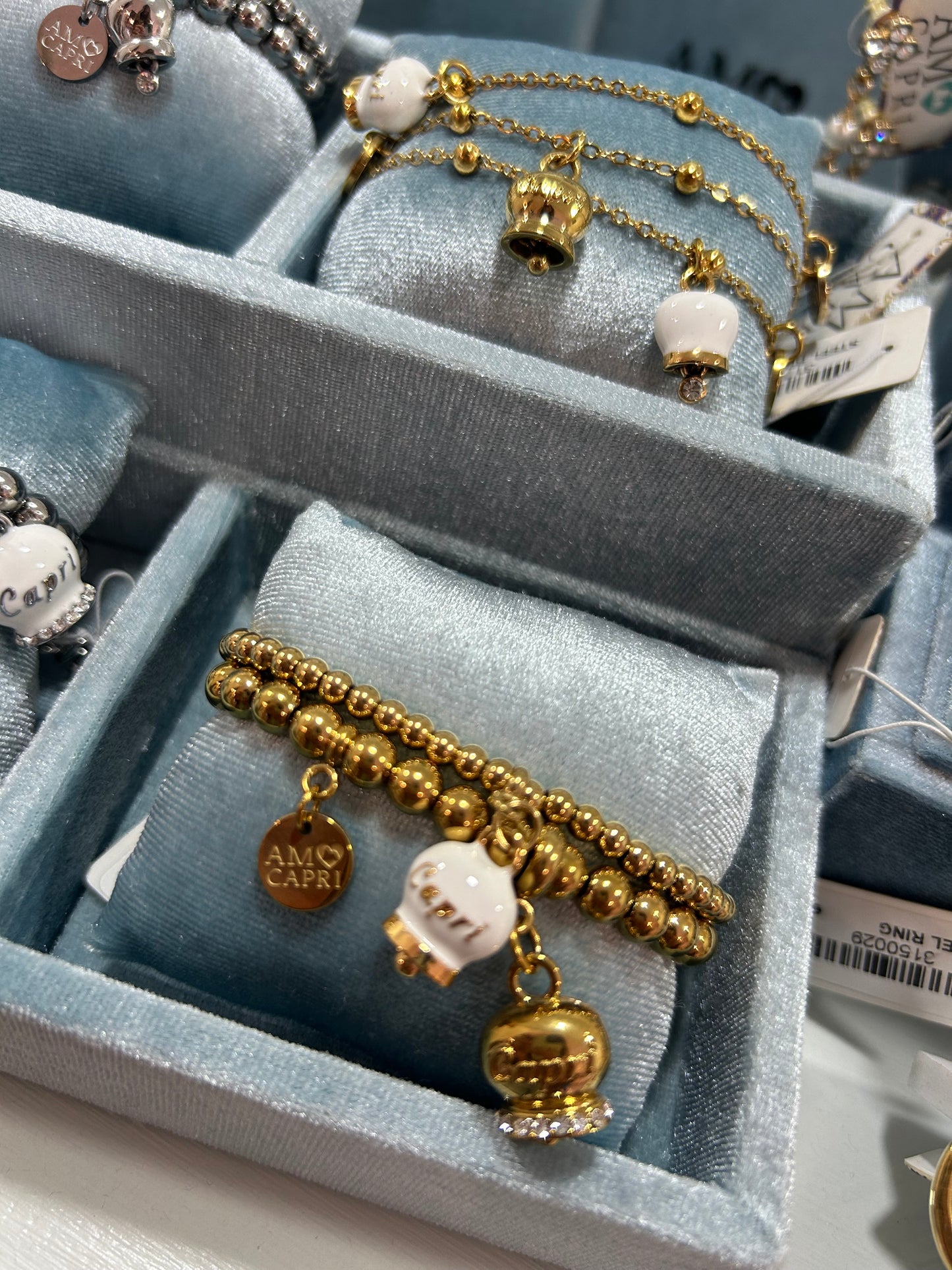 Bracciale in Acciaio a perline con campanella pendente bianca e oro con scritta Capri
