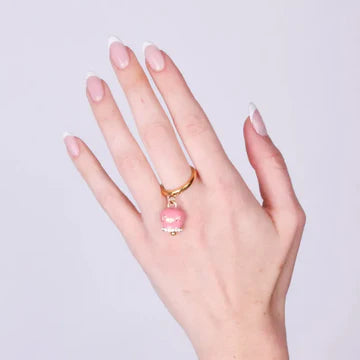 Anello in metallo con campanella rosa con scritta Capri